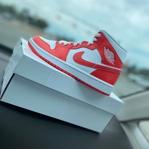 NIKE Jordan 1’s Mid